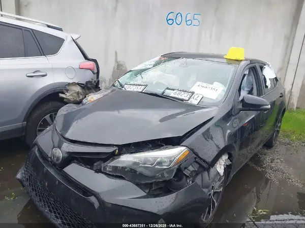 5YFBURHE9HP670195 2017 TOYOTA COROLLA - Image 2