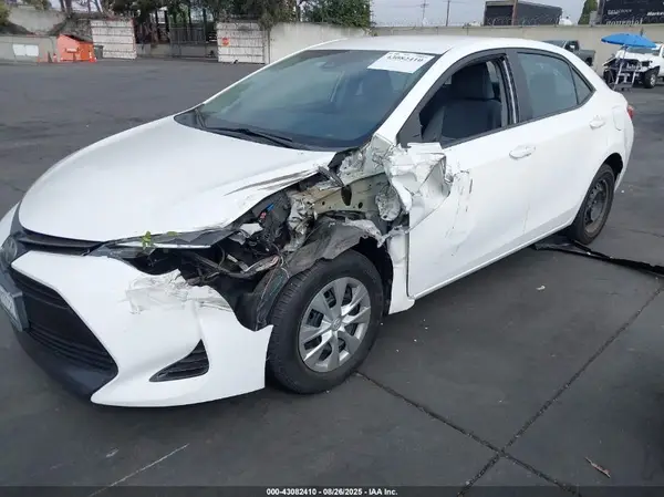 5YFBURHE9HP677325 2017 TOYOTA COROLLA - Image 2