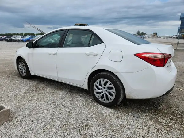 5YFBURHE9HP688874 2017 TOYOTA COROLLA - Image 2