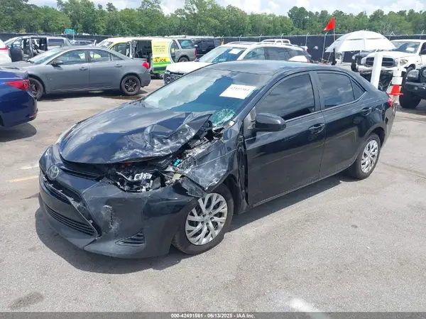 5YFBURHE9HP729066 2017 TOYOTA COROLLA - Image 2