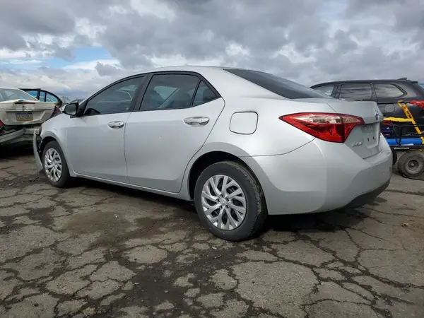 5YFBURHE9JP739201 2018 TOYOTA COROLLA - Image 2