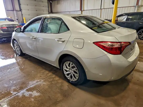 5YFBURHE9JP740123 2018 TOYOTA COROLLA - Image 2