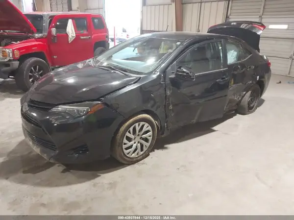 5YFBURHE9JP741773 2018 TOYOTA COROLLA - Image 2