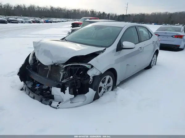 5YFBURHE9JP742521 2018 TOYOTA COROLLA - Image 2