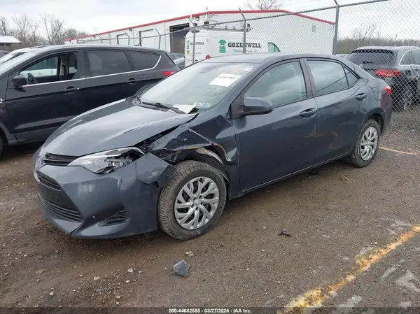 5YFBURHE9JP746732 2018 TOYOTA COROLLA - Image 2