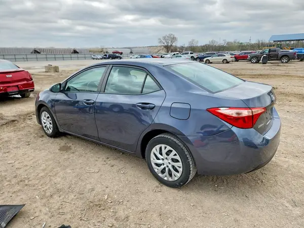 5YFBURHE9JP748531 2018 TOYOTA COROLLA - Image 2