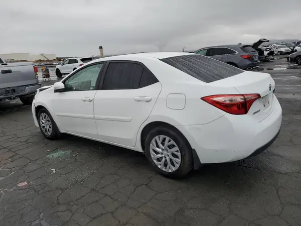 5YFBURHE9JP748609 2018 TOYOTA COROLLA - Image 2