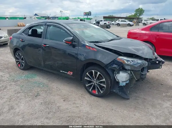 5YFBURHE9JP749582 2018 TOYOTA COROLLA - Image 1