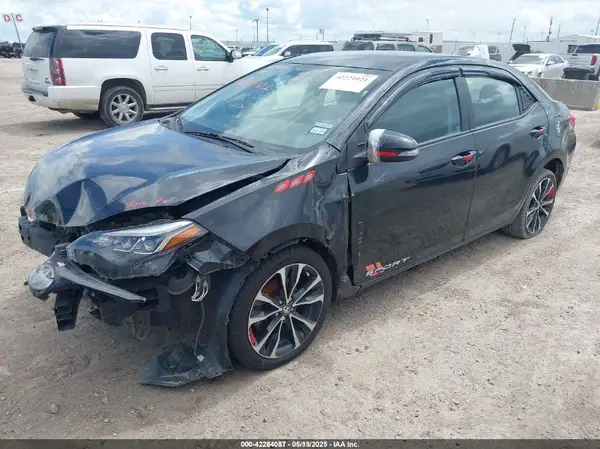 5YFBURHE9JP749582 2018 TOYOTA COROLLA - Image 2