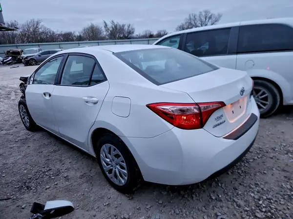 5YFBURHE9JP750604 2018 TOYOTA COROLLA - Image 2