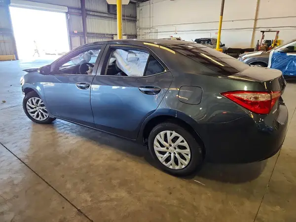5YFBURHE9JP752353 2018 TOYOTA COROLLA - Image 2