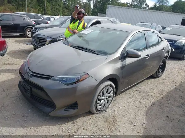 5YFBURHE9JP753695 2018 TOYOTA COROLLA - Image 2