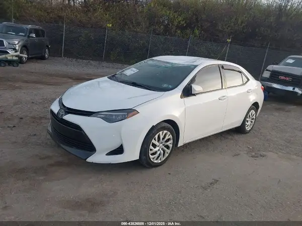 5YFBURHE9JP756595 2018 TOYOTA COROLLA - Image 2