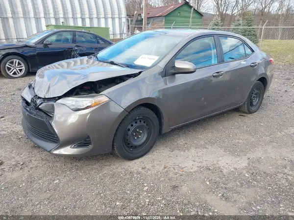 5YFBURHE9JP756662 2018 TOYOTA COROLLA - Image 2