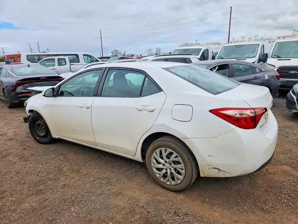 5YFBURHE9JP758833 2018 TOYOTA COROLLA - Image 2