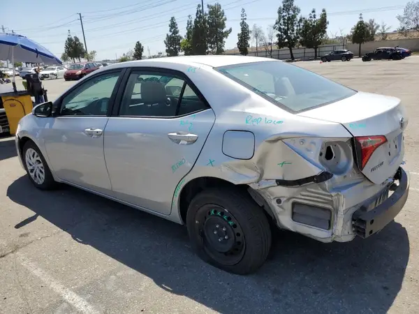 5YFBURHE9JP758900 2018 TOYOTA COROLLA - Image 2