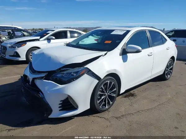 5YFBURHE9JP758945 2018 TOYOTA COROLLA - Image 2