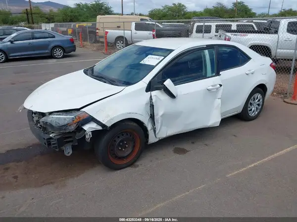 5YFBURHE9JP759657 2018 TOYOTA COROLLA - Image 2