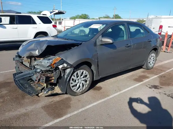 5YFBURHE9JP763126 2018 TOYOTA COROLLA - Image 2