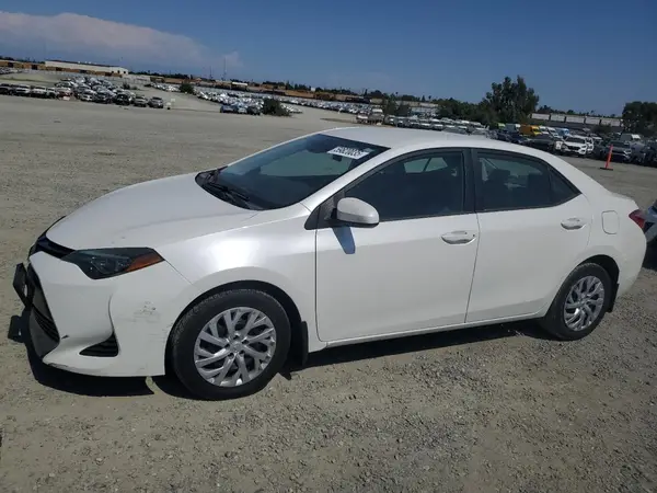5YFBURHE9JP764597 2018 TOYOTA COROLLA - Image 1