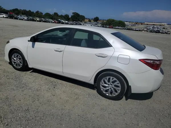 5YFBURHE9JP764597 2018 TOYOTA COROLLA - Image 2