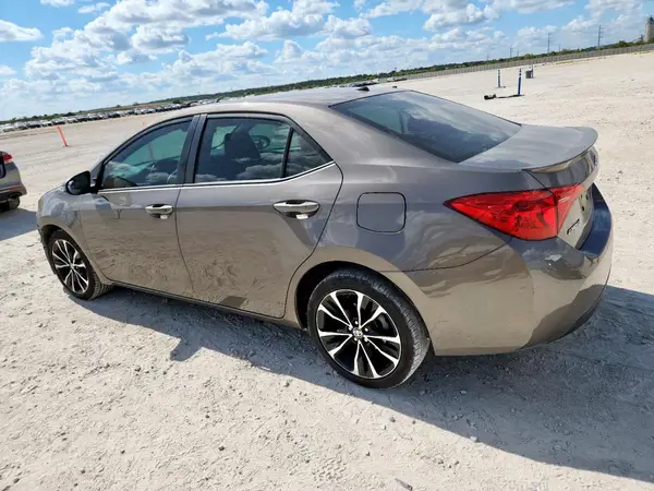 5YFBURHE9JP764938 2018 TOYOTA COROLLA - Image 2