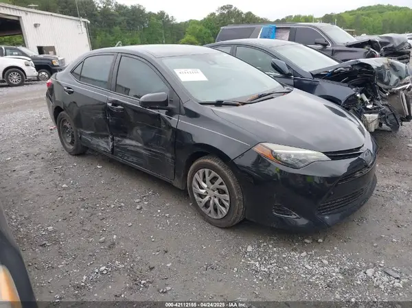 5YFBURHE9JP765393 2018 TOYOTA COROLLA - Image 1
