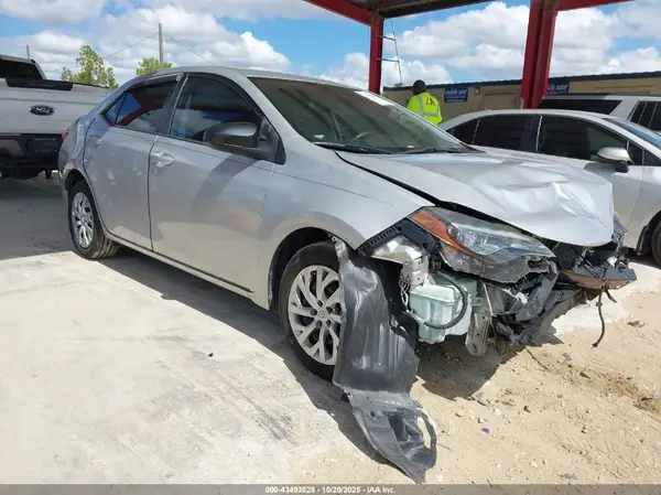 5YFBURHE9JP766222 2018 TOYOTA COROLLA - Image 1