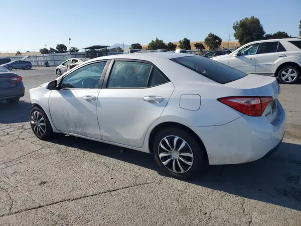 5YFBURHE9JP767631 2018 TOYOTA COROLLA - Image 2