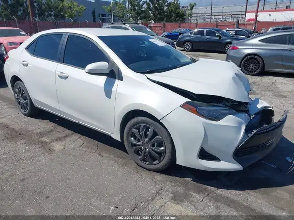 5YFBURHE9JP768195 2018 TOYOTA COROLLA - Image 1