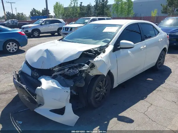 5YFBURHE9JP768195 2018 TOYOTA COROLLA - Image 2