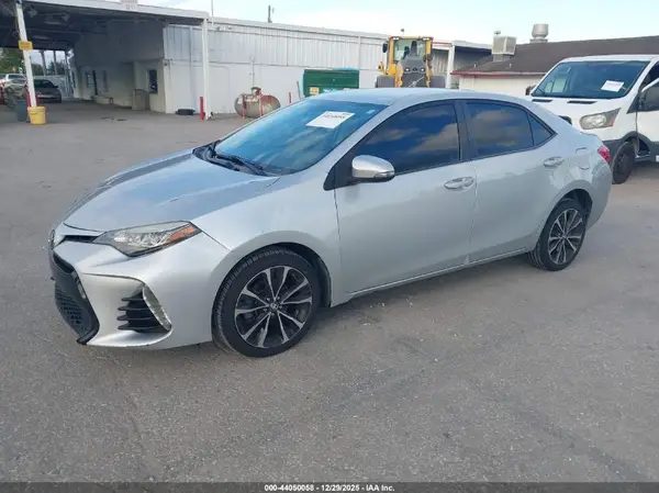 5YFBURHE9JP768276 2018 TOYOTA COROLLA - Image 2