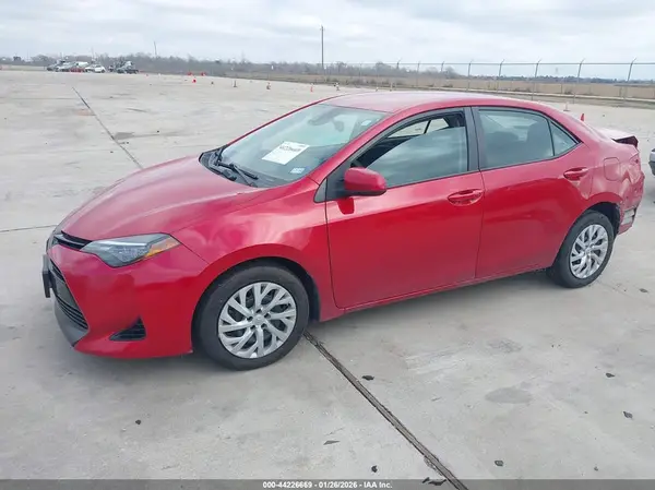 5YFBURHE9JP770593 2018 TOYOTA COROLLA - Image 2