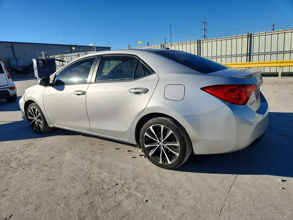 5YFBURHE9JP770867 2018 TOYOTA COROLLA - Image 2