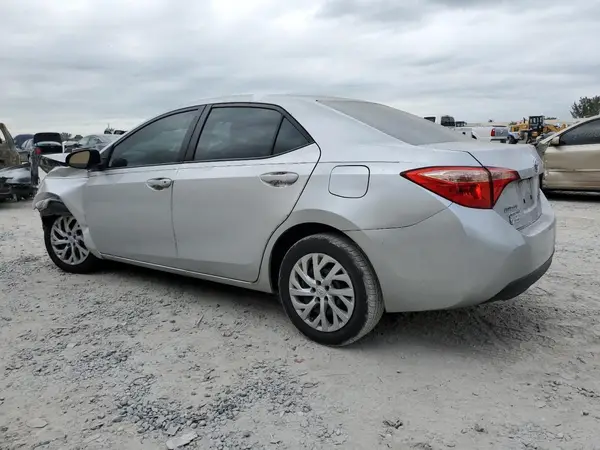 5YFBURHE9JP773557 2018 TOYOTA COROLLA - Image 2