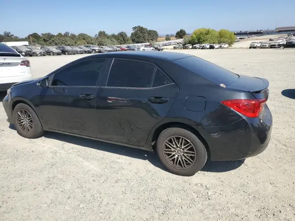 5YFBURHE9JP773977 2018 TOYOTA COROLLA - Image 2