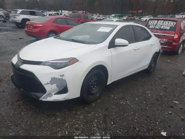 5YFBURHE9JP779648 2018 TOYOTA COROLLA - Image 2