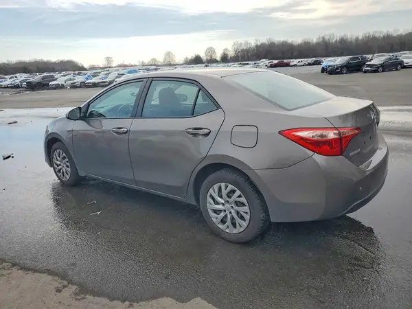 5YFBURHE9JP780363 2018 TOYOTA COROLLA - Image 2