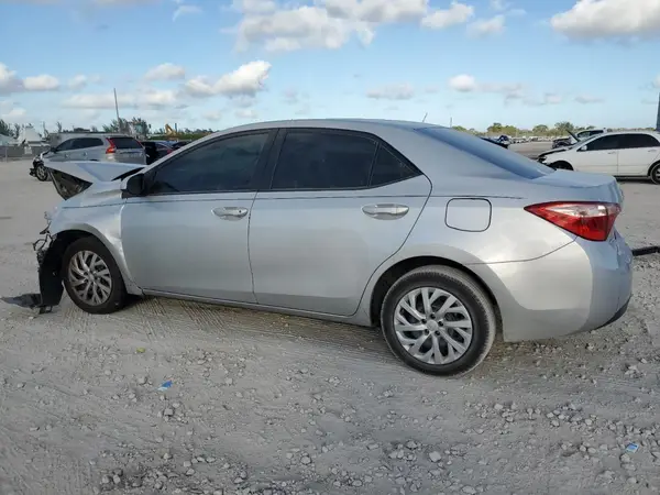 5YFBURHE9JP780427 2018 TOYOTA COROLLA - Image 2