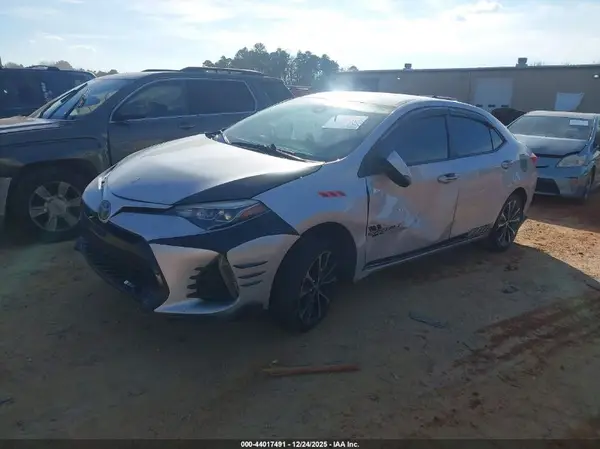 5YFBURHE9JP781660 2018 TOYOTA COROLLA - Image 2