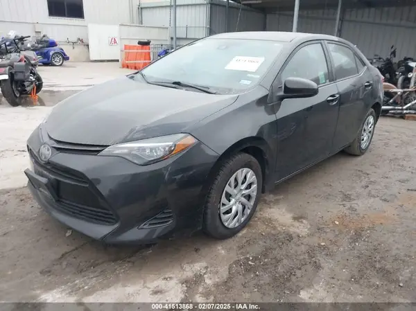 5YFBURHE9JP784168 2018 TOYOTA COROLLA - Image 2