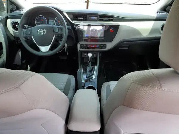 5YFBURHE9JP784591 2018 TOYOTA COROLLA - Image 8