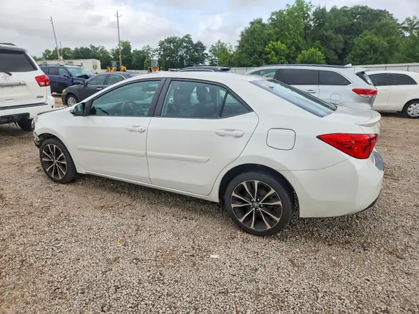 5YFBURHE9JP786177 2018 TOYOTA COROLLA - Image 2
