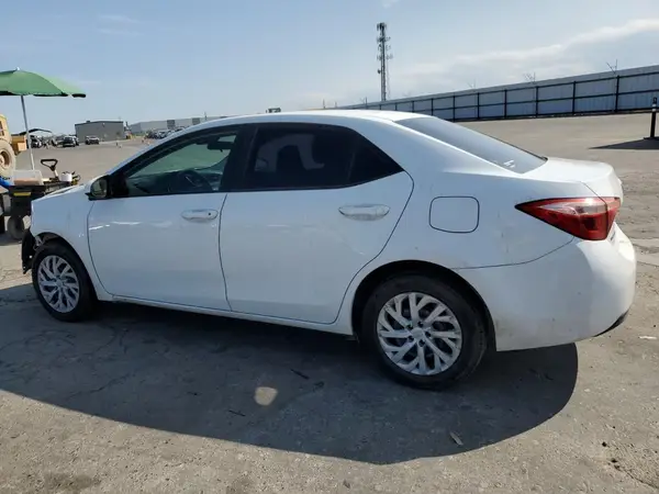 5YFBURHE9JP787362 2018 TOYOTA COROLLA - Image 2