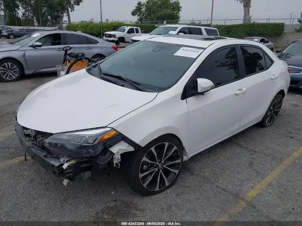 5YFBURHE9JP787586 2018 TOYOTA COROLLA - Image 2