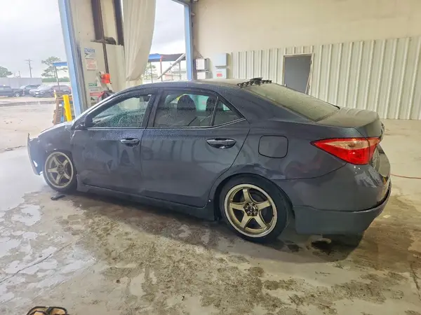 5YFBURHE9JP788060 2018 TOYOTA COROLLA - Image 2
