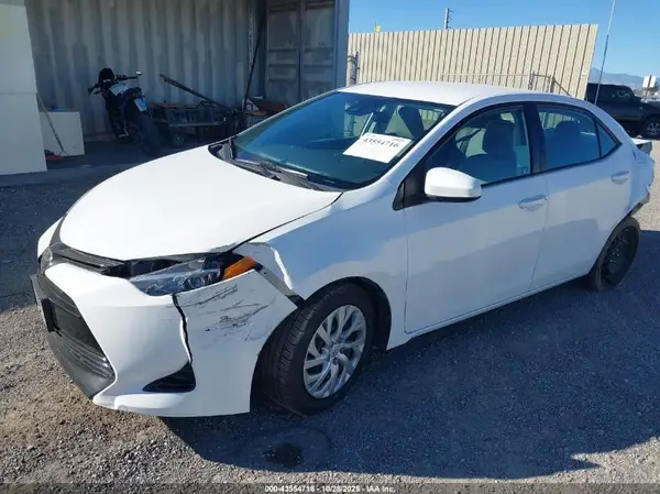 5YFBURHE9JP788155 2018 TOYOTA COROLLA - Image 2