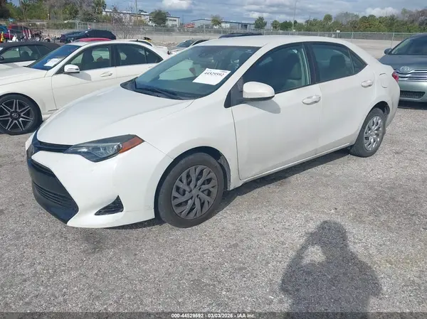 5YFBURHE9JP788396 2018 TOYOTA COROLLA - Image 2