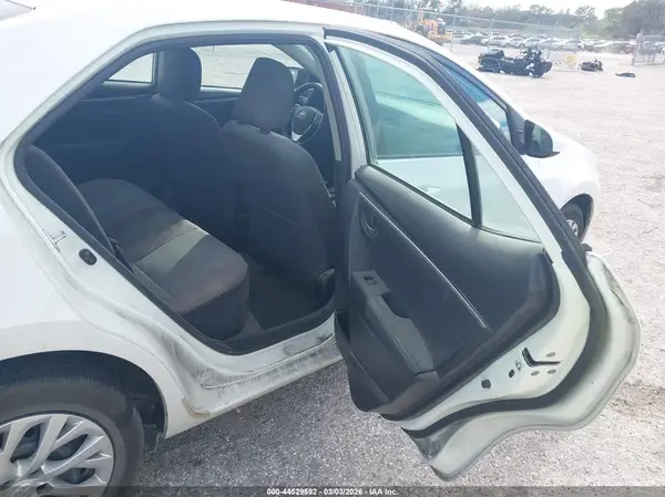 5YFBURHE9JP788396 2018 TOYOTA COROLLA - Image 8