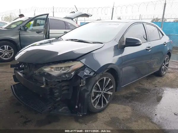 5YFBURHE9JP789130 2018 TOYOTA COROLLA - Image 2